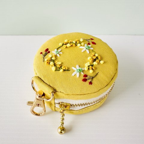 168⌘  macaron♪（ミモザ刺繍・くすみイエロー）マカロンポーチ ミニポーチ イヤホンケース　AirPodsケース　スマートキーケース