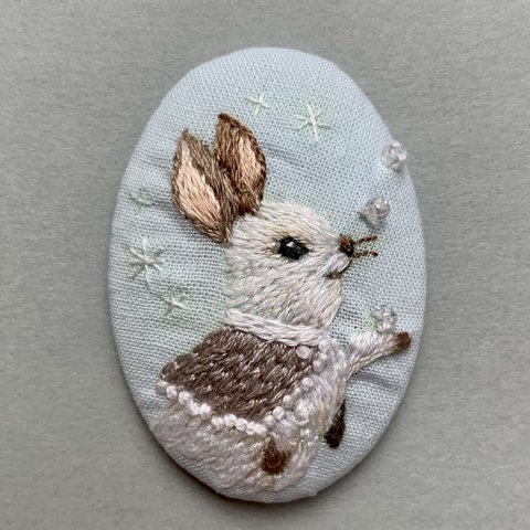 『受注製作』ブローチ　ユキウサギと冬の訪れ　刺繍　くるみボタン