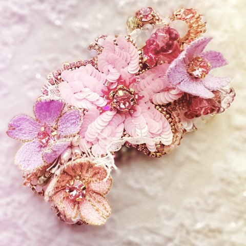 桜のブーケ🌸ヘッドドレス髪飾りバレッタ/オートクチュール刺繍