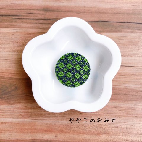 【選べる】こぎん刺しのくるみボタン(38mm/27mm)(マグネット/ブローチピン/ヘアゴム)●うろこ形の格子柄