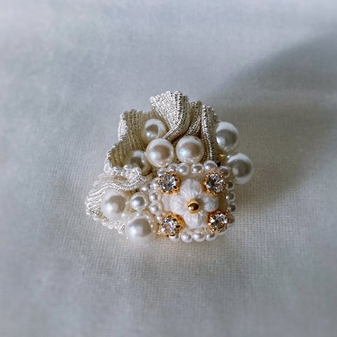 ときめきの立体刺繍&ビーズ刺繍のブローチ　MOKUBAのメタリックリボンで華やかに　couture moimoiのニューライン　オケージョンにもデイリーにも