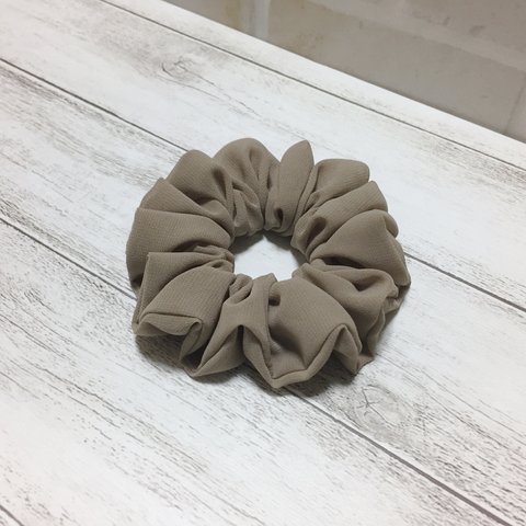 シフォン生地で作ったシュシュ（ベージュブラウン）