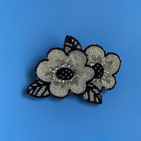 お花のビーズ刺繍ブローチ