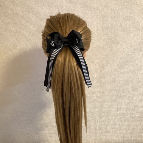 大人可愛い揺れるヘアリボンポニーフック　黒ストライプ