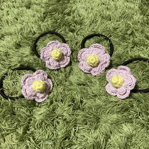 苔田かえる作‼️ピンク色の毛糸で編んだ花のヘアゴム 4個セット