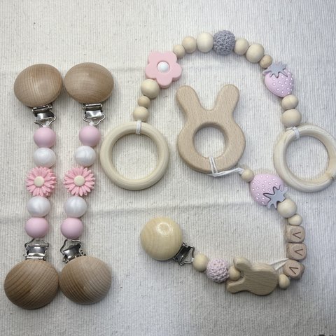 セット価格10%off🌻🍓🐰【Flower×いちご×うさぎ💗 】　マグマグフォルダー（マグホルダー）/おしゃぶりホルダー（歯固めホルダー）/ブランケットホルダー（マルチホルダー）出産祝い