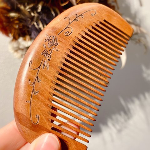 名前入り 名入れ 刻印 くし ヘアブラシ 桃の木 モモノキ 木製櫛 花【桃太郎】お守り 静電気防止 美髪 頭皮マッサージ 男女 お祝い プレゼント