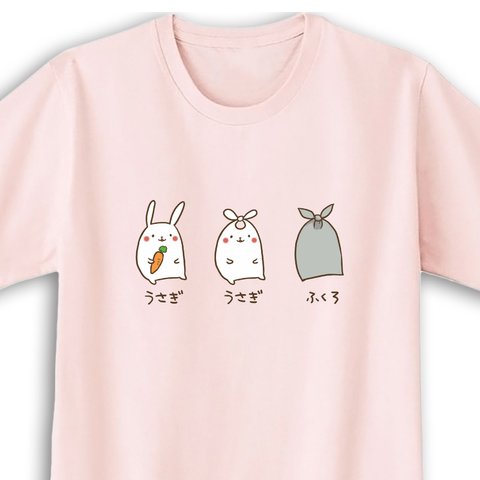 うさぎ と うさぎ と 似てるやつ【ライトピンク】ekot Tシャツ <イラスト：タカ（笹川ラメ子）>