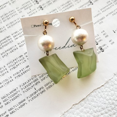 不規則グリーン💚×コットンパール　ピアス/イヤリング