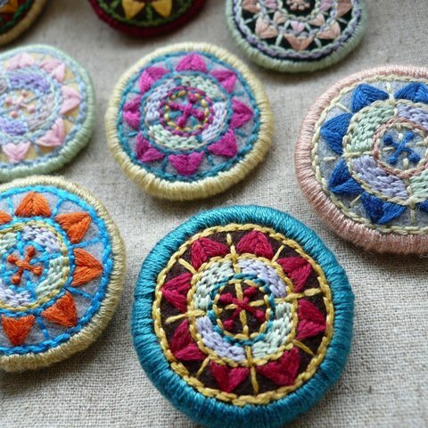 レトロ刺繍ブローチ