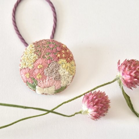 ブーケデザイン💐刺繍くるみボタン🪡ヘアゴム