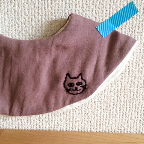 ねこ刺繍の まーるいスタイ あずきミルク