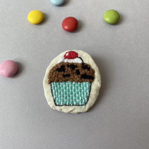 刺繍ブローチ＊カップケーキ 🍒