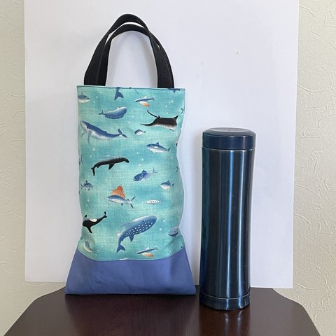人気の海の生き物ペタンコバッグ　水筒入れサイズ　ブルー切替　ミントブルー　29×18