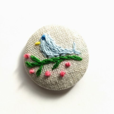 ＊くるみボタンの刺繍ブローチ＊絵本の中の青い鳥