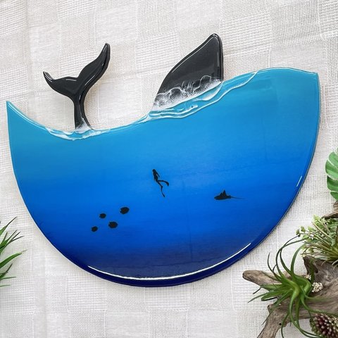 海のレジンアート・青い海と大きなクジラ