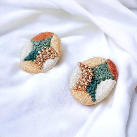 カラフル&つぶつぶの手刺繍イヤリング（マルチカラー）