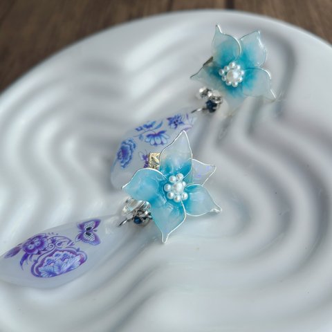 白と藍の花＊青花イメージイヤリング
