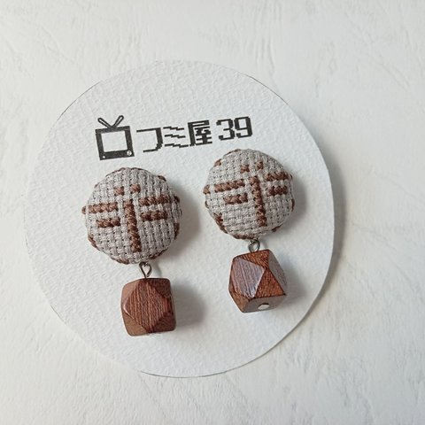 刺繍とウッドビーズのイヤリング