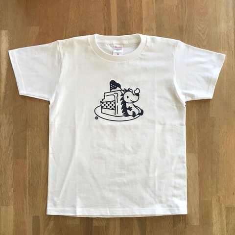 ハリネズミとケーキ　150 キッズTシャツ　オリジナルイラスト　ホワイト