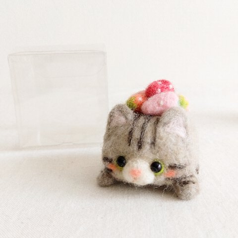 いちごを運ぶにゃんこカー（サバトラ猫）