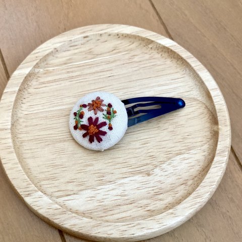 チョコレートコスモスの刺繍のくるみボタンのパッチンピン（小さめ）