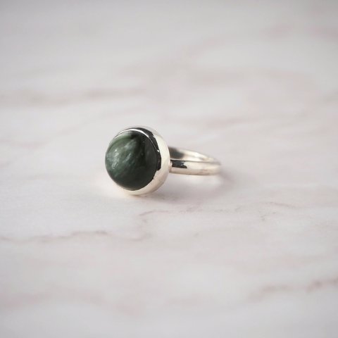 Seraphinite ring -セラフィナイト 彫金 天然石リング アクセサリー シンプルリング ジュエリー 大粒 重ね付け おしゃれ-