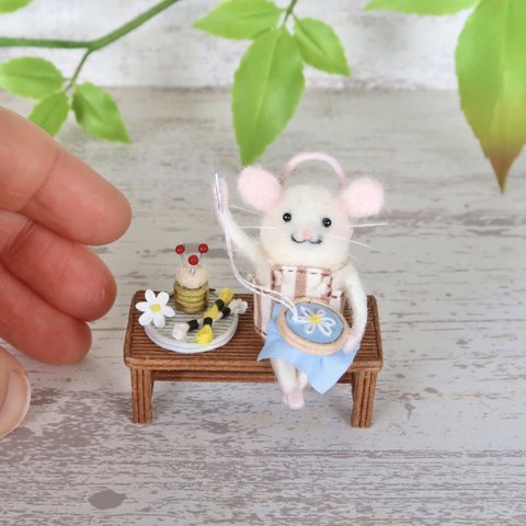 白ネズミさんの楽しい刺繍時間