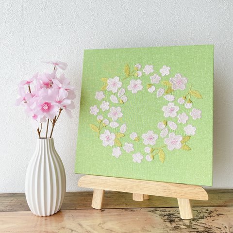 【送料無料】木製ファブリックパネル　桜リース刺繍　グリーン　23×23cm