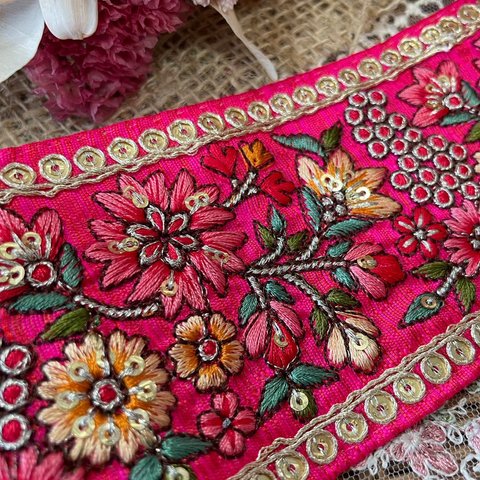 【50cmカット済】インド刺繍リボン　花　刺繍リボン　ピンク　ビビットピンク　スパンコール　ハンドメイド　リボン　刺繍