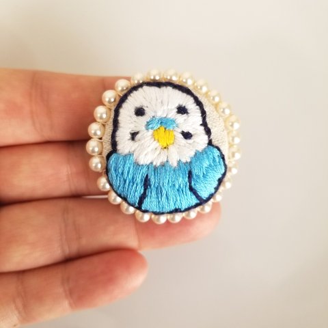 sale！白✕青のセキセイインコ☆ほっこり手刺繍ブローチ★スワロフスキーパール