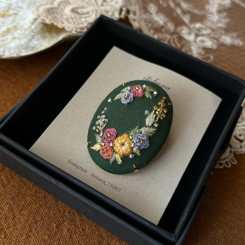 手刺繍の芸術を身にまとう。春の花々が輝くブローチ　-希少なオバール型-