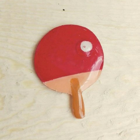 ユニーク　卓球ラケット　赤　ブローチ　