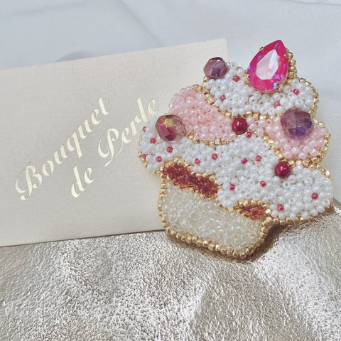 ビーズ刺繍 ブローチ 【 berry cupcake 】