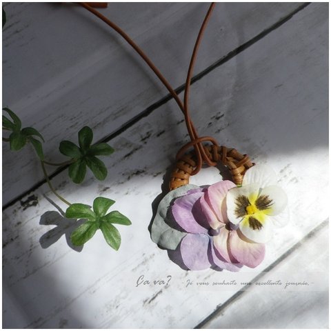 白パンジーとパープル紫陽花のラタンネックレス　　　　