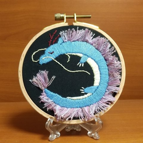 お眠り龍の刺繍飾り