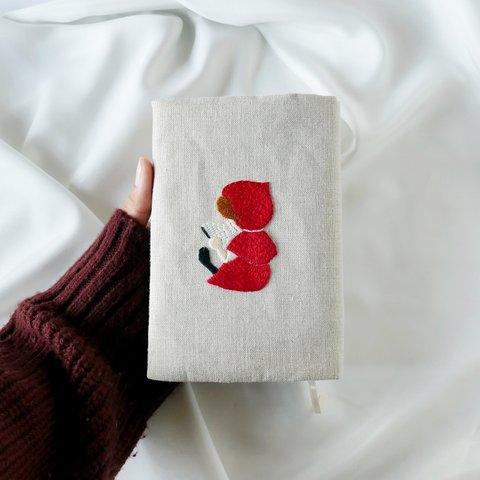 《名入れ》赤ずきんの手刺繍ブックカバー＊リネン