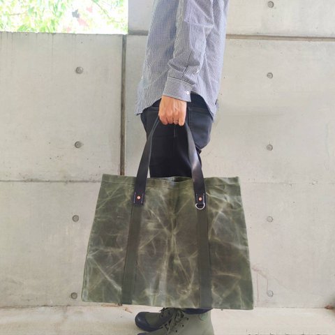 オリーブグリーンの帆布×本革栃木レザービッグトートバッグ - 頑丈で魅力的な相棒