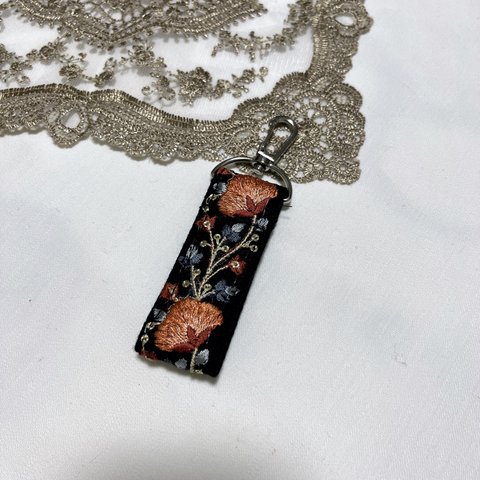  【キーホルダー・キーリング】インドリボン 花刺繍　スマホストラップ