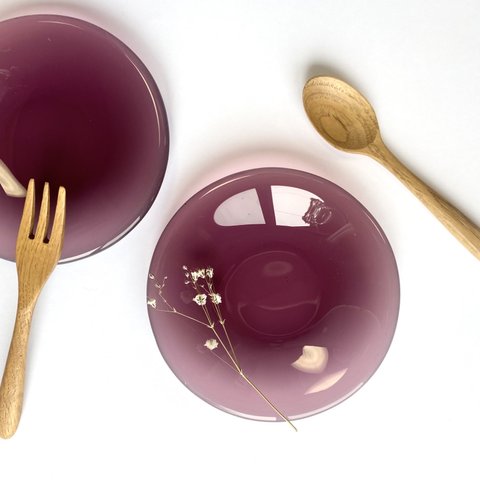 「ワイン色の水たまりS」丸いガラス皿　プレート　食器　紫色　ボルドー　皿　お皿　ガラス工芸