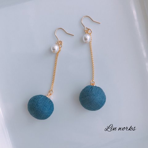 ブルーデニムポンポンピアス/イヤリング