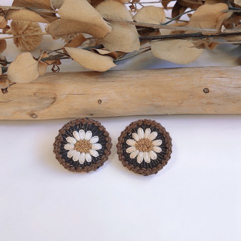 太陽と春　お花の刺繍イヤリング　ピアス