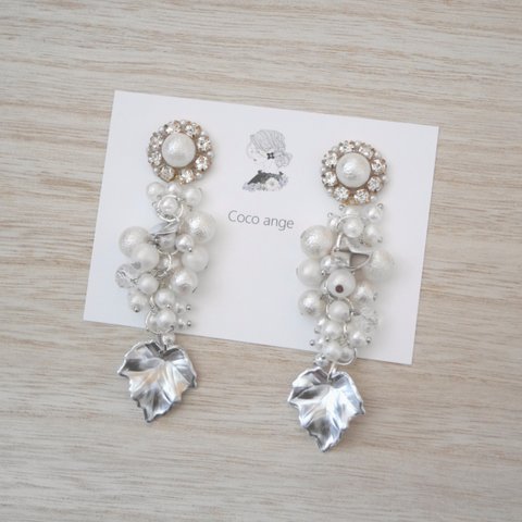 192.Botanical rich pearl ピアス✴イヤリング　　結婚式ウェディングお呼ばれ上品白ホワイトパールシルバーリーフボタニカルロング揺れる大振り大ぶり綺麗目お洒落おしゃれ可愛いフラワー