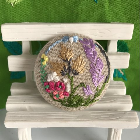 夏の草原 手刺繍 リネン  くるみボタンブローチ  麻生地