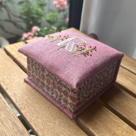 イニシャル手刺繡入りのBOX『Ｒ』