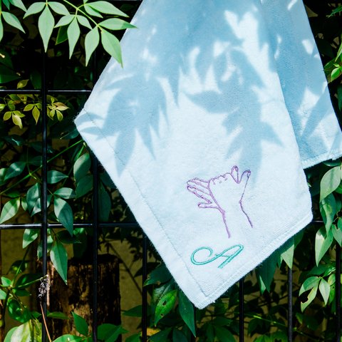 受注生産）影絵遊びの刺繍ハンドタオル　犬 tenonaka 刺繍