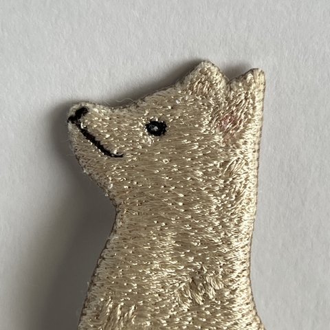 見つめる柴犬さん❤︎刺繍ブローチ(白柴)