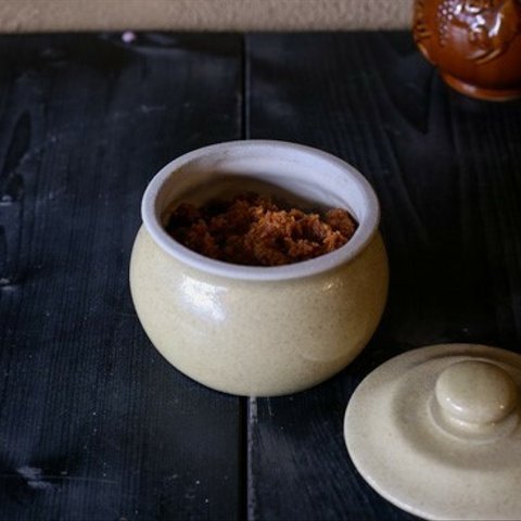 1600年創業 13代目職人 加藤さんのつくる甕（かめ）3合・ベージュ（蓋物・味噌入れ・漬物入れ）梅干し約23個ほど、お味噌は約400～500グラムほど入ります 