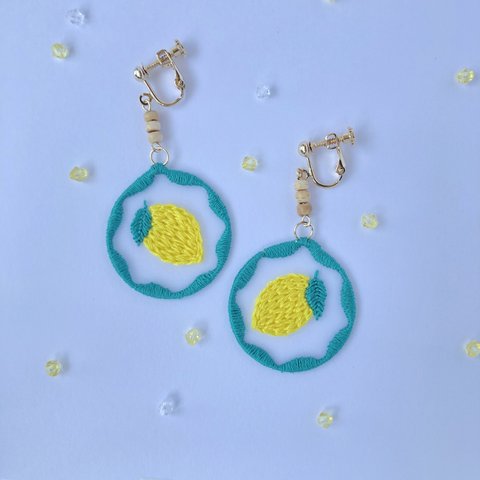 フルーツ！なオーガンジー刺繍のピアス/イヤリング（レモン）