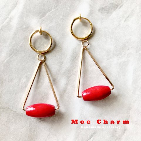 RED COLOR ✧ ° WOOD BARREL ✧ ° TRIANGLE ／イヤリング／ピアス／ラッキーカラー／カラフル／三角